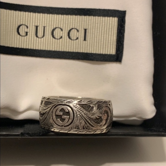 gucci thin silver ring with feline head